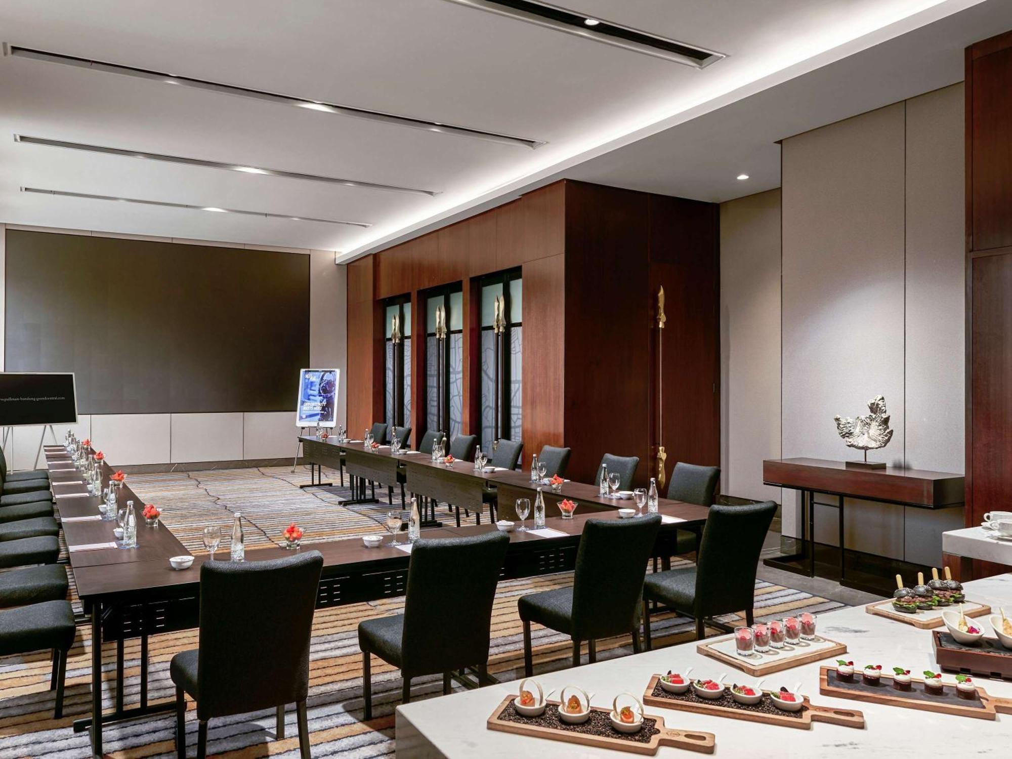 Pullman Bandung Grand Central Exterior foto